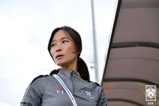 김은정 감독이 이끄는 한국 U-17 여자 축구 대표팀이 23일(한국시간) 도미니카 공화국 산티아고 데 로스 카바예로스에 있는 에스타디오 시바오 FC에서 열린 미국과의 대회 조별리그 B조 3차전에서 0-5로 대패했다.&nbsp; B조에서 1무 2패(승점 1∙골득실 -10∙득점 1)에 그친 한국은 같은 시각 스페인에게 1-2로 패한 콜롬비아(승점 1∙골득실 -3)와 승점이 같지만, 골 득실에 밀려 최하위로 탈락했다.&nbsp;대한축구협회