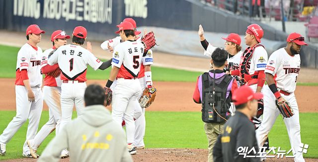 23일 오후 광주기아챔피언스필드에서 열린 '2024 신한 SOL Bank KBO 한국시리즈' 삼성 라이온즈와 KIA 타이거즈의 1차전 서스펜디드 경기, KIA가 삼성에 5:1 역전승을 거두며 한국시리즈 첫 승을 거뒀다. 이날 경기에서 승리한 KIA 선수들이 기뻐하고 있다. KIA는 이날 1차전 6~8회에 5점을 뽑아내며 5-1 역전승을 거뒀다. 이어 2차전에서 8-3 완승을 거두고 하루에 2승을 챙겼다. 광주, 김한준 기자