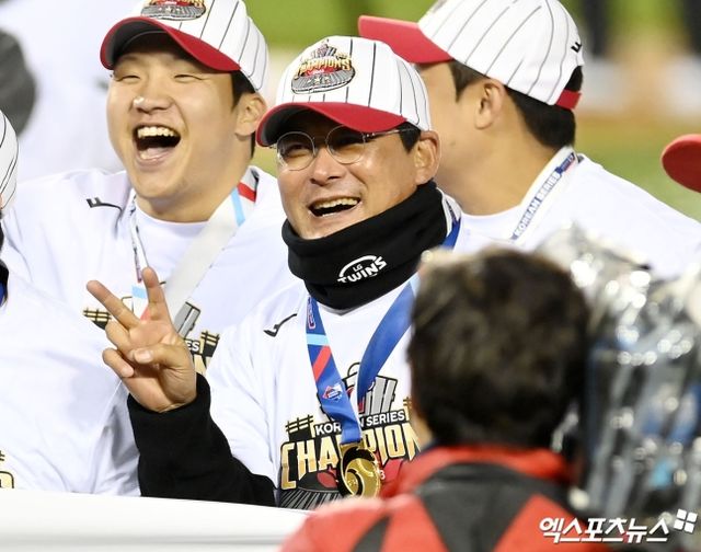 지난해 LG 1루 작전 코치를 맡았던 이종범 코치가 2024시즌 메이저리그 연수를 다녀온 뒤 2025시즌 KT 위즈 유니폼을 입고 현장으로 복귀한다. 엑스포츠뉴스 DB