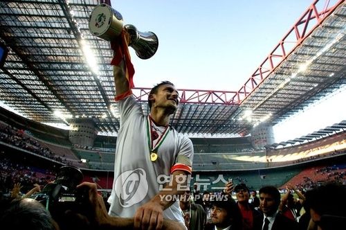 이탈리아 매체 '가제타 델로 스포르트'가 지난 21일(한국시간) 토티가 은퇴한 지 7년 만에 현역으로 복귀할 수 있다고 보도했다. 연합뉴스