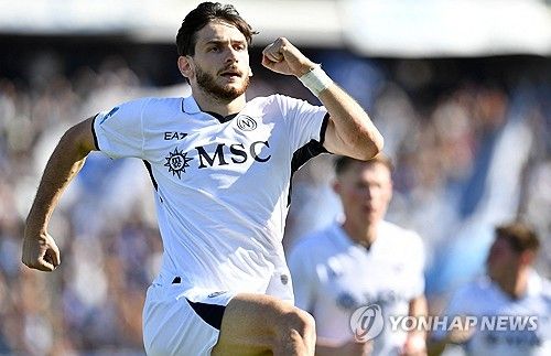내년 여름 이적시장에 엄청난 매물이 풀릴 수 있다. 2022-23시즌 나폴리의 리그 우승을 이끌었을 때부터 수많은 빅클럽들의 관심을 받았던 흐비차 크바라츠헬리아가 나폴리와 재계약 조건을 맞추는 데 어려움을 겪고 있다는 소식이다. 당초 나폴리는 크바라츠헬리아와 재계약을 맺기 위해 끊임없이 노력했으나, 재계약 난항이 생각보다 길어지자 크바라츠헬리아를 매각하려는 마음이 생긴 모양이다. 사진 연합뉴스