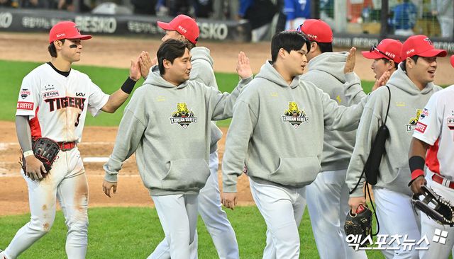 23일 오후 광주기아챔피언스필드에서 열린 '2024 신한 SOL Bank KBO 한국시리즈' 삼성 라이온즈와 KIA 타이거즈의 1차전 서스펜디드 경기, KIA가 삼성에 5:1 역전승을 거두며 한국시리즈 첫 승을 거뒀다. 이날 경기에서 승리한 KIA 선수들이 기뻐하고 있다. 광주, 김한준 기자