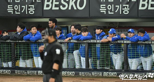 삼성 라이온즈가 23일&nbsp;광주 기아챔피언스필드에서 열린 2024 신한 SOL Bank KBO 포스트시즌 KIA 타이거즈와의 한국시리즈(7전 4승제) 1차전(10월 21일 경기 서스펜디드 재개)에서 1-5로 역전패를 당했다. 사진 김한준 기자