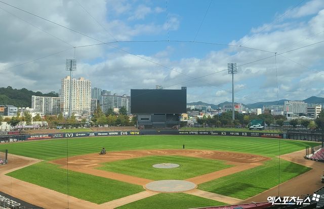 23일 광주-기아 챔피언스필드 하늘이 맑아졌다. 오후 4시 개시되는 서스펜디드 경기 정상 개최 가능성이 매우 커졌다. 광주, 김근한 기자