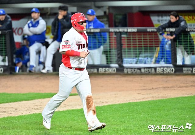 23일 오후 광주기아챔피언스필드에서 열린 '2024 신한 SOL Bank KBO 한국시리즈' 삼성 라이온즈와 KIA 타이거즈의 2차전 경기, 5회말 1사 1,3루 KIA 최형우가 김선빈의 1타점 희생플라이때 득점에 성공하고 있다. KIA는 2차전에서 8-3 완승을 거두고 같은 날 먼저 열린 1차전 5-1 승리를 묶어 하루에 2승을 챙기고 통합 우승에 성큼 다가섰다. 광주, 김한준 기자
