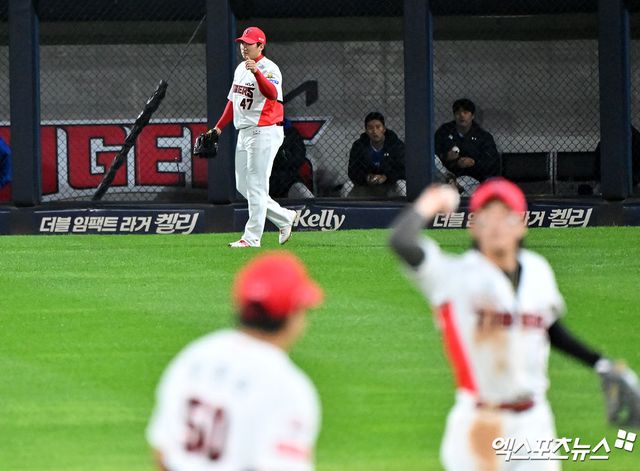 23일 오후 광주기아챔피언스필드에서 열린 '2024 신한 SOL Bank KBO 한국시리즈' 삼성 라이온즈와 KIA 타이거즈의 2차전 경기, 7회초 KIA 나성범이 삼성 디아즈의 우전안타때 보살을 기록한 후 기뻐하고 있다. KIA는 2차전에서 8-3 완승을 거두고 같은 날 먼저 열린 1차전 5-1 승리를 묶어 하루에 2승을 챙기고 통합 우승에 성큼 다가섰다. 광주, 김한준 기자