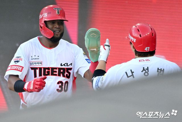 23일 오후 광주기아챔피언스필드에서 열린 '2024 신한 SOL Bank KBO 한국시리즈' 삼성 라이온즈와 KIA 타이거즈의 1차전 서스펜디드 경기, 7회말 2사 2루 KIA 소크라테스가 김도영의 1타점 적시타때 득점에 성공한 후 나성범과 하이파이브를 하고 있다. 광주, 김한준 기자