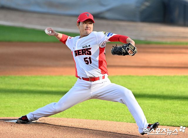 23일 오후 광주기아챔피언스필드에서 열린 '2024 신한 SOL Bank KBO 한국시리즈' 삼성 라이온즈와 KIA 타이거즈의 1차전 서스펜디드 경기, 6회초 무사 1,2루 KIA 전상현이 공을 힘차게 던지고 있다. KIA는 이날 1차전 6~8회에 5점을 뽑아내며 5-1 역전승을 거뒀다. 이어 2차전에서 8-3 완승을 거두고 하루에 2승을 챙겼다. 광주, 김한준 기자