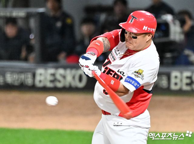 23일 오후 광주기아챔피언스필드에서 열린 '2024 신한 SOL Bank KBO 한국시리즈' 삼성 라이온즈와 KIA 타이거즈의 2차전 경기, 1회말 1사 3루 KIA 최형우가 1타점 적시타를 날리고 있다. KIA는 2차전에서 8-3 완승을 거두고 같은 날 먼저 열린 1차전 5-1 승리를 묶어 하루에 2승을 챙기고 통합 우승에 성큼 다가섰다. 광주, 김한준 기자