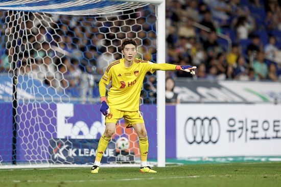 김판곤 감독이 이끄는 울산HD가 23일 오후 7시 울산종합운동장에서 일본 비셀 고베와 2024-2025시즌 아시아축구연맹(AFC) 챔피언스리그 엘리트(ACLE) 리그 스테이지 3차전을 치른다.&nbsp;조현우가 골문을 지키고 심상민, 임종은, 황석호, 장시영이 백4를 이룬다. 정우영, 아타루, 이규성, 윤일록, 아라비제가 중원을 이룬다. 최전방은 야고가 출격한다. 울산HD