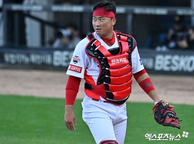 23일 오후 광주기아챔피언스필드에서 열린 '2024 신한 SOL Bank KBO 한국시리즈' 삼성 라이온즈와 KIA 타이거즈의 1차전 서스펜디드 경기, 6회초 무사 1,2루 KIA 김태군이 삼성 김영웅의 번트때 2루 주자 디아즈를 포스아웃 시키고 있다. 광주, 김한준 기자