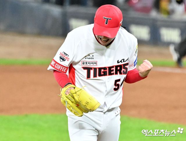 23일 오후 광주기아챔피언스필드에서 열린 '2024 신한 SOL Bank KBO 한국시리즈' 삼성 라이온즈와 KIA 타이거즈의 2차전 경기, 5회초 수비를 마친 KIA 선발투수 양현종이 기뻐하고 있다. KIA는 2차전에서 8-3 완승을 거두고 같은 날 먼저 열린 1차전 5-1 승리를 묶어 하루에 2승을 챙기고 통합 우승에 성큼 다가섰다. 광주, 김한준 기자