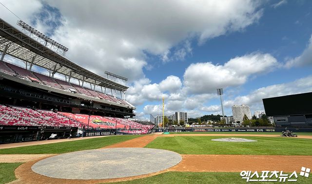 (엑스포츠뉴스 광주, 김한준 기자) 23일 오후 광주기아챔피언스필드에서 열리는 '2024 신한 SOL Bank KBO 한국시리즈' 삼성 라이온즈와 KIA 타이거즈의 1차전 서스펜디드 경기, 그라운드 관계자가 정비 작업을 하고 있다. 21일 우천 중단에 이어 22일 우천 순연된 1차전은 이날 재개됐으며 2차전도 열렸다. 광주, 김한준 기자
