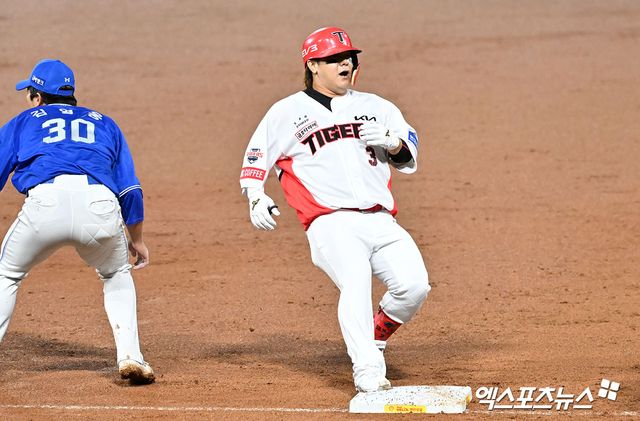 21일 오후 광주기아챔피언스필드에서 열린 '2024 신한 SOL Bank KBO 한국시리즈' 삼성 라이온즈와 KIA 타이거즈의 1차전 경기, 2회말 2사 KIA 김선빈이 3루타를 날리고 있다. 광주, 김한준 기자