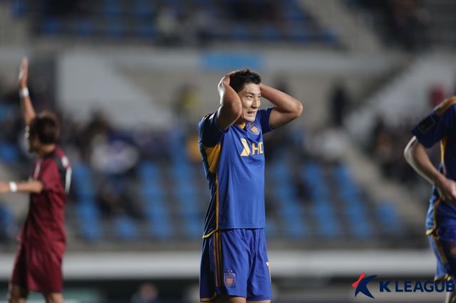 충격의 연속이다. K리그1 2연패에 빛나는 울산HD가 아시아축구연맹(AFC) 챔피언스리그 엘리트(ACLE) 무득점 3연패에 빠졌다. 김판곤 감독이 이끄는 울산은 23일 울산종합운동장에서 열린 비셀 고베(일본)와의 2024-2025시즌 ACLE 리그 스테이지 3차전 홈 경기에서 무기력한 경기 끝에 0-2 완패를 당했다. 한국프로축구연맹