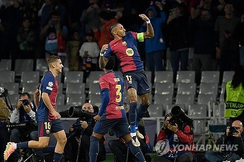 뮌헨이 24일(한국시간) 스페인 바르셀로나에 있는 에스타디 올림피크 루이스 콤파니스에서 열린 바르셀로나와의 2024-2025시즌 유럽축구연맹(UEFA) 챔피언스리그 리그 페이즈 3차전에서 하피냐에게 해트트릭을 허용하며 1-4 완패를 당했다.&nbsp; 김민재가 선발 출전하면서 첫 바르셀로나 원정을 떠났지만, 뮌헨을 잘 아는 한지 플릭 감독에게 당하면서 2연패를 안았다.&nbsp;연합뉴스