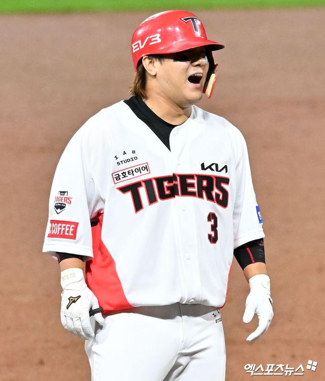 21일 오후 광주기아챔피언스필드에서 열린 '2024 신한 SOL Bank KBO 한국시리즈' 삼성 라이온즈와 KIA 타이거즈의 1차전 경기, 2회말 2사 KIA 김선빈이 3루타를 날린 뒤 웃음을 짓고 있다. 광주, 김한준 기자