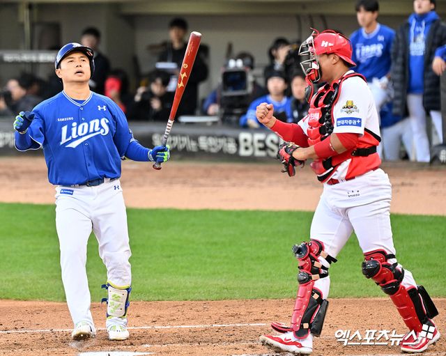 삼성 라이온즈 외야수 김헌곤(왼쪽)이 23일&nbsp;광주 기아챔피언스필드에서 열린 2024 신한 SOL Bank KBO 포스트시즌 KIA 타이거즈와의 한국시리즈(7전 4승제) 1차전(10월 21일 경기 서스펜디드 재개)에서 7회초 삼진을 당한 뒤 아쉬워 하고 있다. 사진 김한준 기자