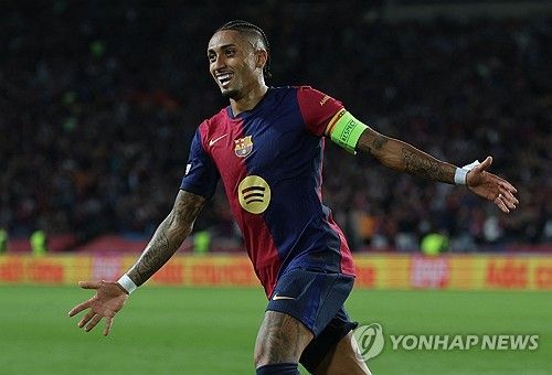 뮌헨이 24일(한국시간) 스페인 바르셀로나에 있는 에스타디 올림피크 루이스 콤파니스에서 열린 바르셀로나와의 2024-2025시즌 유럽축구연맹(UEFA) 챔피언스리그 리그 페이즈 3차전에서 하피냐에게 해트트릭을 허용하며 1-4 완패를 당했다.&nbsp; 김민재가 선발 출전하면서 첫 바르셀로나 원정을 떠났지만, 뮌헨을 잘 아는 한지 플릭 감독에게 당하면서 2연패를 안았다.&nbsp;연합뉴스