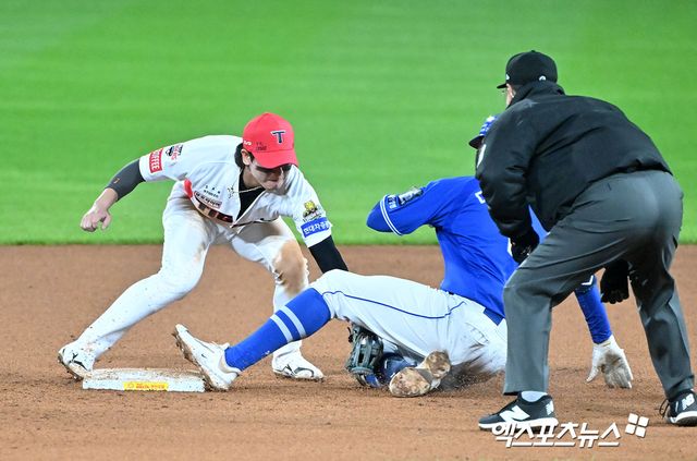 23일 오후 광주기아챔피언스필드에서 열린 '2024 신한 SOL Bank KBO 한국시리즈' 삼성 라이온즈와 KIA 타이거즈의 2차전 경기, 7회초 삼성 디아즈가 우전안타를 날린 후 2루에서 KIA 박찬호에게 태그아웃을 당하고 있다. 광주, 김한준 기자