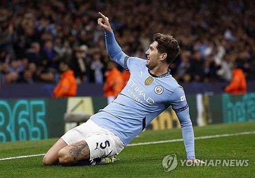 맨체스터 시티가 24일(한국시간) 영국 맨체스터에 있는 에티하드 스타디움에서 열린 스파르타 프라하(체코)와의 2024-2025시즌 대회 리그 페이즈 3차전에서 엘링 홀란의 멀티 골을 앞세워 5-0 대승을 거뒀다.&nbsp;맨시티는 더불어 이날 승리로 이전 두 시즌을 포함해 대회 26경기 무패 행진을 달려 이 부문 신기록을 세웠다. 2022년 9월부터 이날 경기까지 맨시티는 단 8무만 내주고 18경기를 모두 승리했다.&nbsp; 이는 지난 1950년대 창설한 유러피언컵까지 통틀어 챔피언스리그 역사상 최장 경기 무패 기록이다. 종전 기록은 알렉스 퍼거슨 감독이 이끌었던 맨체스터 유나이티드의 25경기 무패 행진이다.&nbsp;연합뉴스