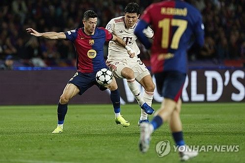 뮌헨이 24일(한국시간) 스페인 바르셀로나에 있는 에스타디 올림피크 루이스 콤파니스에서 열린 바르셀로나와의 2024-2025시즌 유럽축구연맹(UEFA) 챔피언스리그 리그 페이즈 3차전에서 하피냐에게 해트트릭을 허용하며 1-4 완패를 당했다.&nbsp;김민재가 풀타임 활약했지만, 3실점에 빌미를 제공했다면서 혹평을 당했다. 연합뉴스