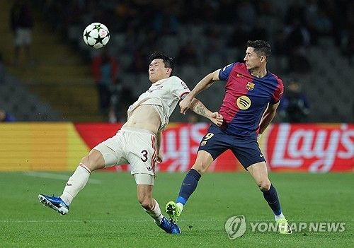 뮌헨이 24일(한국시간) 스페인 바르셀로나에 있는 에스타디 올림피크 루이스 콤파니스에서 열린 바르셀로나와의 2024-2025시즌 유럽축구연맹(UEFA) 챔피언스리그 리그 페이즈 3차전에서 하피냐에게 해트트릭을 허용하며 1-4 완패를 당했다.&nbsp;김민재가 풀타임 활약했지만, 3실점에 빌미를 제공했다면서 혹평을 당했다. 연합뉴스