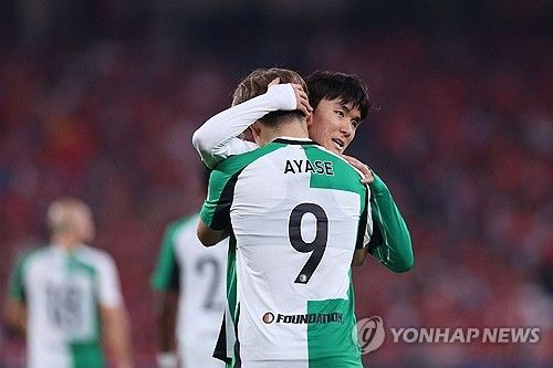 페예노르트가 24일(한국시간) 포르투갈 리스본에 있는 에스타디우 두 SL 벤피카에서 열린 벤피카와의 2024-2025시즌 유럽축구연맹(UEFA) 챔피언스리그 리그 페이즈 3차전에서 3-1 완승을 거뒀다.&nbsp; 황인범이 선발 출장해 풀타임 활약한 가운데, 페예노르트는 벤피카 원정에서 승리하면서 지로나 원정 3-2 승리에 이어 원정에서만 2연승을 거뒀다. 폐에노르트는 16위(2승 1패∙승점 6)로 올라서 중위권으로 도약했다. 연합뉴스