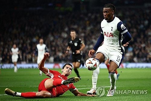 토트넘이 25일(한국 시각) 영국 런던에 있는 토트넘 홋스퍼 스타디움에서 열린 AZ알크마르(네덜란드와의 2024-2025시즌 UEFA 유로파리그 리그 페이즈 3차전에서 히샬리송의 결승 골로 1-0으로 승리했다.&nbsp; 손흥민이 주말 경기 이후 부상 여파로 인해 이날 경기 명단에서 제외된 가운데 역시 부상에서 돌아온 히샬리송이 페널티킥으로 복귀 골을 터뜨리면서 대회 3연승을 달렸다.&nbsp;연합뉴스