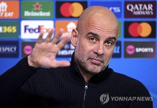 맨체스터 시티가 24일(한국시간) 영국 맨체스터에 있는 에티하드 스타디움에서 열린 스파르타 프라하(체코)와의 2024-2025시즌 대회 리그 페이즈 3차전에서 엘링 홀란의 멀티 골을 앞세워 5-0 대승을 거뒀다.&nbsp;맨시티는 더불어 이날 승리로 이전 두 시즌을 포함해 대회 26경기 무패 행진을 달려 이 부문 신기록을 세웠다. 2022년 9월부터 이날 경기까지 맨시티는 단 8무만 내주고 18경기를 모두 승리했다.&nbsp; 이는 지난 1950년대 창설한 유러피언컵까지 통틀어 챔피언스리그 역사상 최장 경기 무패 기록이다. 종전 기록은 알렉스 퍼거슨 감독이 이끌었던 맨체스터 유나이티드의 25경기 무패 행진이다.&nbsp;연합뉴스