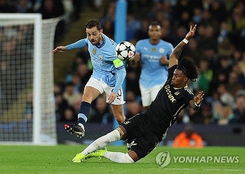 맨체스터 시티가 24일(한국시간) 영국 맨체스터에 있는 에티하드 스타디움에서 열린 스파르타 프라하(체코)와의 2024-2025시즌 대회 리그 페이즈 3차전에서 엘링 홀란의 멀티 골을 앞세워 5-0 대승을 거뒀다.&nbsp;맨시티는 더불어 이날 승리로 이전 두 시즌을 포함해 대회 26경기 무패 행진을 달려 이 부문 신기록을 세웠다. 2022년 9월부터 이날 경기까지 맨시티는 단 8무만 내주고 18경기를 모두 승리했다.&nbsp; 이는 지난 1950년대 창설한 유러피언컵까지 통틀어 챔피언스리그 역사상 최장 경기 무패 기록이다. 종전 기록은 알렉스 퍼거슨 감독이 이끌었던 맨체스터 유나이티드의 25경기 무패 행진이다.&nbsp;연합뉴스