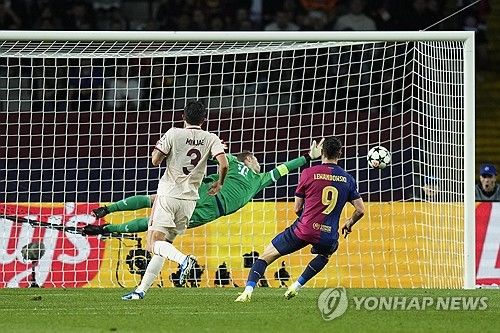 에베를 디렉터가 24일(한국시간) 스페인 바르셀로나에 있는 에스타디 올림피크 루이스 콤파니스에서 열린 바르셀로나와의 2024-2025시즌 유럽축구연맹(UEFA) 챔피언스리그 리그 페이즈 3차전에서 하피냐에게 해트트릭을 허용하며 1-4 완패를 당한 뒤, 기자들의 질문에 분노했다. 연합뉴스