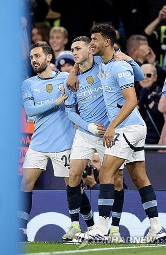 맨체스터 시티가 24일(한국시간) 영국 맨체스터에 있는 에티하드 스타디움에서 열린 스파르타 프라하(체코)와의 2024-2025시즌 대회 리그 페이즈 3차전에서 엘링 홀란의 멀티 골을 앞세워 5-0 대승을 거뒀다.&nbsp;맨시티는 더불어 이날 승리로 이전 두 시즌을 포함해 대회 26경기 무패 행진을 달려 이 부문 신기록을 세웠다. 2022년 9월부터 이날 경기까지 맨시티는 단 8무만 내주고 18경기를 모두 승리했다.&nbsp; 이는 지난 1950년대 창설한 유러피언컵까지 통틀어 챔피언스리그 역사상 최장 경기 무패 기록이다. 종전 기록은 알렉스 퍼거슨 감독이 이끌었던 맨체스터 유나이티드의 25경기 무패 행진이다.&nbsp;연합뉴스