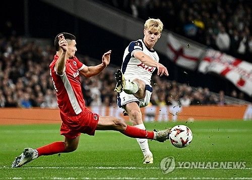 토트넘이 25일(한국 시각) 영국 런던에 있는 토트넘 홋스퍼 스타디움에서 열린 AZ알크마르(네덜란드와의 2024-2025시즌 UEFA 유로파리그 리그 페이즈 3차전에서 히샬리송의 결승 골로 1-0으로 승리했다.&nbsp; 손흥민이 주말 경기 이후 부상 여파로 인해 이날 경기 명단에서 제외된 가운데 역시 부상에서 돌아온 히샬리송이 페널티킥으로 복귀 골을 터뜨리면서 대회 3연승을 달렸다.&nbsp;연합뉴스