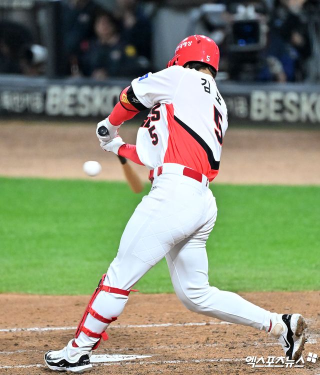 23일 오후 광주기아챔피언스필드에서 열린 '2024 신한 SOL Bank KBO 한국시리즈' 삼성 라이온즈와 KIA 타이거즈의 2차전 경기, 2회말 2사 KIA 김도영이 솔로 홈런을 날리고 있다. 광주, 김한준 기자