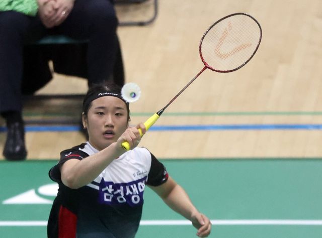 9일 경남 밀양시 밀양배드민턴경기장에서 열린 '제105회 전국체육대회' 배드민턴 예선전. 부산 삼성생명 안세영이 인천 인천국제공항 심유진과 경기를 펼치고 있다. 연합뉴스