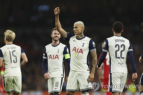 토트넘이 25일(한국 시각) 영국 런던에 있는 토트넘 홋스퍼 스타디움에서 열린 AZ알크마르(네덜란드와의 2024-2025시즌 UEFA 유로파리그 리그 페이즈 3차전에서 히샬리송의 결승 골로 1-0으로 승리했다.&nbsp; 손흥민이 주말 경기 이후 부상 여파로 인해 이날 경기 명단에서 제외된 가운데 역시 부상에서 돌아온 히샬리송이 페널티킥으로 복귀 골을 터뜨리면서 대회 3연승을 달렸다.&nbsp;연합뉴스