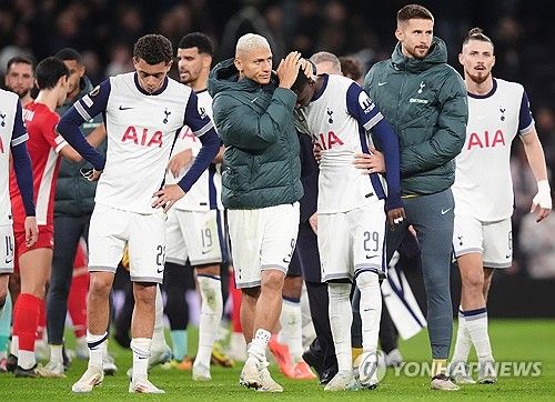 토트넘이 25일(한국 시각) 영국 런던에 있는 토트넘 홋스퍼 스타디움에서 열린 AZ알크마르(네덜란드와의 2024-2025시즌 UEFA 유로파리그 리그 페이즈 3차전에서 히샬리송의 결승 골로 1-0으로 승리했다.&nbsp; 손흥민이 주말 경기 이후 부상 여파로 인해 이날 경기 명단에서 제외된 가운데 역시 부상에서 돌아온 히샬리송이 페널티킥으로 복귀 골을 터뜨리면서 대회 3연승을 달렸다.&nbsp;연합뉴스