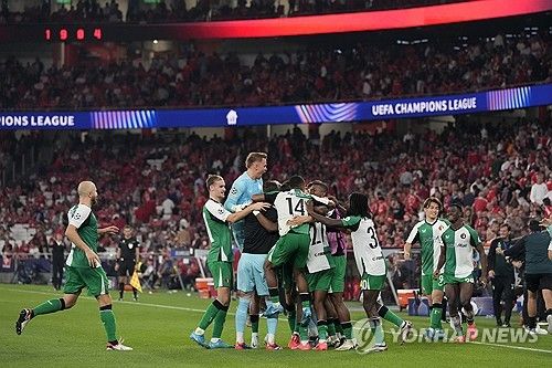 페예노르트가 24일(한국시간) 포르투갈 리스본에 있는 에스타디우 두 SL 벤피카에서 열린 벤피카와의 2024-2025시즌 유럽축구연맹(UEFA) 챔피언스리그 리그 페이즈 3차전에서 3-1 완승을 거뒀다.&nbsp; 황인범이 선발 출장해 풀타임 활약한 가운데, 페예노르트는 벤피카 원정에서 승리하면서 지로나 원정 3-2 승리에 이어 원정에서만 2연승을 거뒀다. 폐에노르트는 16위(2승 1패∙승점 6)로 올라서 중위권으로 도약했다. 연합뉴스