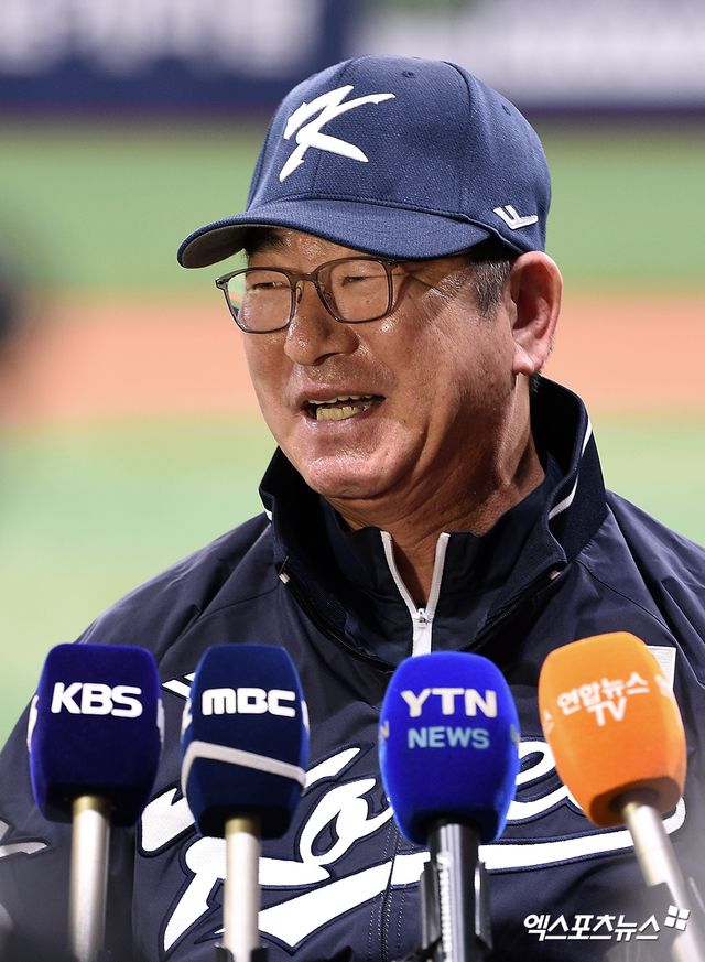 류중일 대한민국 야구 국가대표팀 감독이 24일 오후 서울 고척 스카이돔에서 진행된 프리미어12 대표팀 소집 첫날 훈련에 앞서 인터뷰를 진행했다. 사진 고아라 기자