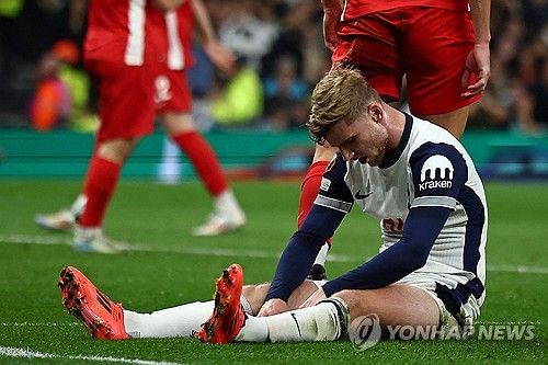 토트넘이 25일(한국 시각) 영국 런던에 있는 토트넘 홋스퍼 스타디움에서 열린 AZ알크마르(네덜란드와의 2024-2025시즌 UEFA 유로파리그 리그 페이즈 3차전에서 히샬리송의 결승 골로 1-0으로 승리했다.&nbsp; 손흥민이 주말 경기 이후 부상 여파로 인해 이날 경기 명단에서 제외된 가운데 역시 부상에서 돌아온 히샬리송이 페널티킥으로 복귀 골을 터뜨리면서 대회 3연승을 달렸다.&nbsp;연합뉴스