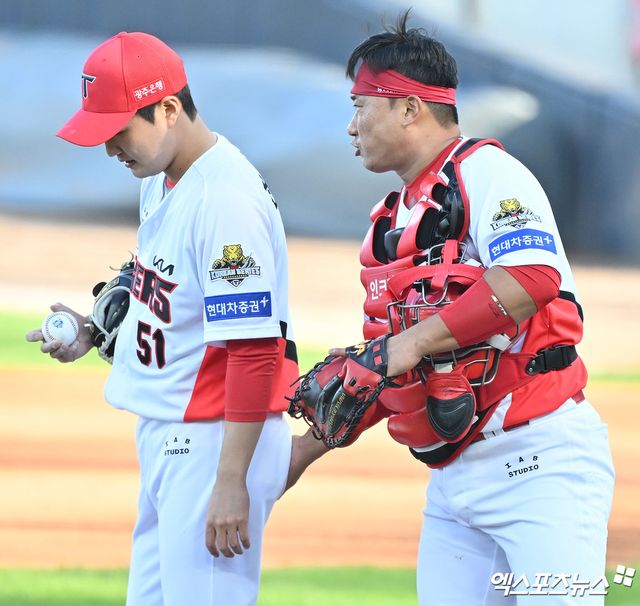 23일 오후 광주기아챔피언스필드에서 열린 '2024 신한 SOL Bank KBO 한국시리즈' 삼성 라이온즈와 KIA 타이거즈의 1차전 서스펜디드 경기, 6회초 2사 만루 KIA 김태군이 마운드를 방문해 전상현과 대화를 나누고 있다. 광주, 김한준 기자