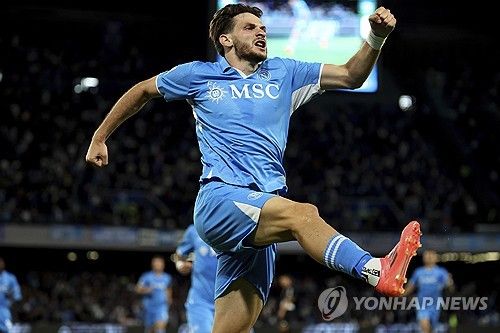 나폴리 지역 매체 '키스키스 나폴리'가 25일(한국시간) 나폴리 공격수 흐비차의 에이전트가 나폴리에 와 곧 재계약을 마무리 지을 에정이라고 전했다.&nbsp;옵션을 포함하면 2030년까지 나폴리와 계약하게 된다. 연합뉴스