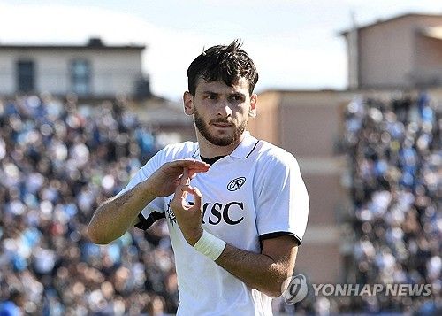 나폴리 지역 매체 '키스키스 나폴리'가 25일(한국시간) 나폴리 공격수 흐비차의 에이전트가 나폴리에 와 곧 재계약을 마무리 지을 에정이라고 전했다.&nbsp;옵션을 포함하면 2030년까지 나폴리와 계약하게 된다. 연합뉴스