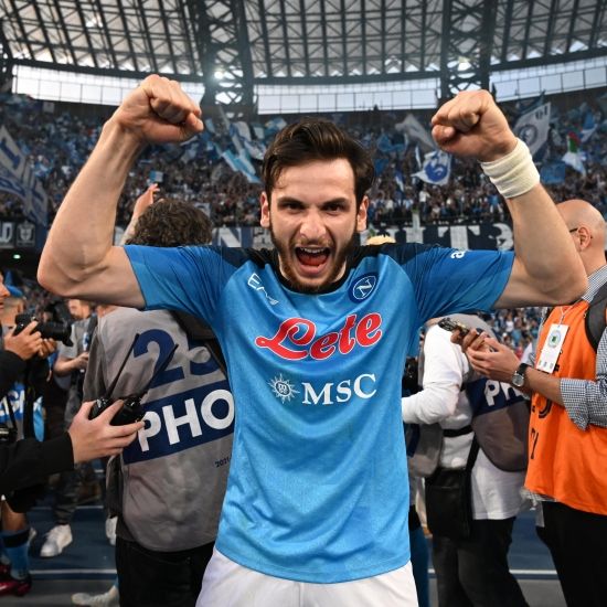 나폴리 지역 매체 '키스키스 나폴리'가 25일(한국시간) 나폴리 공격수 흐비차의 에이전트가 나폴리에 와 곧 재계약을 마무리 지을 에정이라고 전했다.&nbsp;옵션을 포함하면 2030년까지 나폴리와 계약하게 된다. 나폴리