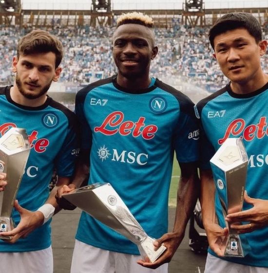 나폴리 지역 매체 '키스키스 나폴리'가 25일(한국시간) 나폴리 공격수 흐비차의 에이전트가 나폴리에 와 곧 재계약을 마무리 지을 에정이라고 전했다.&nbsp;옵션을 포함하면 2030년까지 나폴리와 계약하게 된다. 나폴리