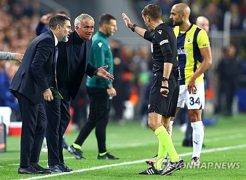 맨유가 25일(한국시간) 튀르키예 이스탄불에 있는 쉬크뤼 사라코글루 경기장에서 열린 페네르바체(튀르키예)와의 2024-2025시즌 유럽축구연맹(UEFA) 유로파리그 리그 페이즈 3차전에서 1-1 무승부를 기록했다.&nbsp; 무리뉴 더비로 열린 이 경기에서 무리뉴가 심판 판정에 항의하다가 퇴장을 당하는 해프닝이 벌어졌지만, 승부를 가리지 못하고 승점 1점씩 나눠 가졌다.&nbsp;연합뉴스