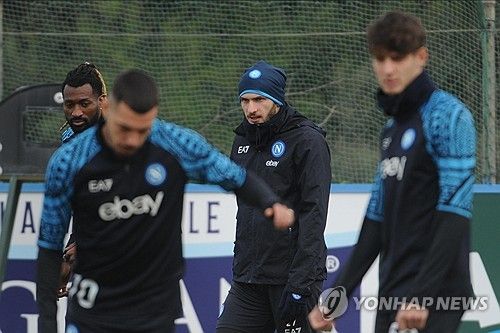 나폴리 지역 매체 '키스키스 나폴리'가 25일(한국시간) 나폴리 공격수 흐비차의 에이전트가 나폴리에 와 곧 재계약을 마무리 지을 에정이라고 전했다.&nbsp;옵션을 포함하면 2030년까지 나폴리와 계약하게 된다. 연합뉴스