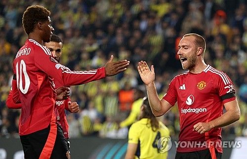 맨유가 25일(한국시간) 튀르키예 이스탄불에 있는 쉬크뤼 사라코글루 경기장에서 열린 페네르바체(튀르키예)와의 2024-2025시즌 유럽축구연맹(UEFA) 유로파리그 리그 페이즈 3차전에서 1-1 무승부를 기록했다.&nbsp; 무리뉴 더비로 열린 이 경기에서 무리뉴가 심판 판정에 항의하다가 퇴장을 당하는 해프닝이 벌어졌지만, 승부를 가리지 못하고 승점 1점씩 나눠 가졌다.&nbsp;연합뉴스