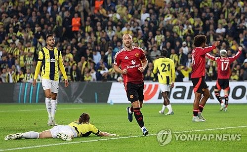 맨유가 25일(한국시간) 튀르키예 이스탄불에 있는 쉬크뤼 사라코글루 경기장에서 열린 페네르바체(튀르키예)와의 2024-2025시즌 유럽축구연맹(UEFA) 유로파리그 리그 페이즈 3차전에서 1-1 무승부를 기록했다.&nbsp; 무리뉴 더비로 열린 이 경기에서 무리뉴가 심판 판정에 항의하다가 퇴장을 당하는 해프닝이 벌어졌지만, 승부를 가리지 못하고 승점 1점씩 나눠 가졌다.&nbsp;연합뉴스